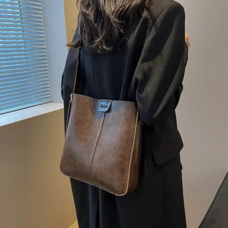 Bonvive I Shoulder Bag with Small Wallet