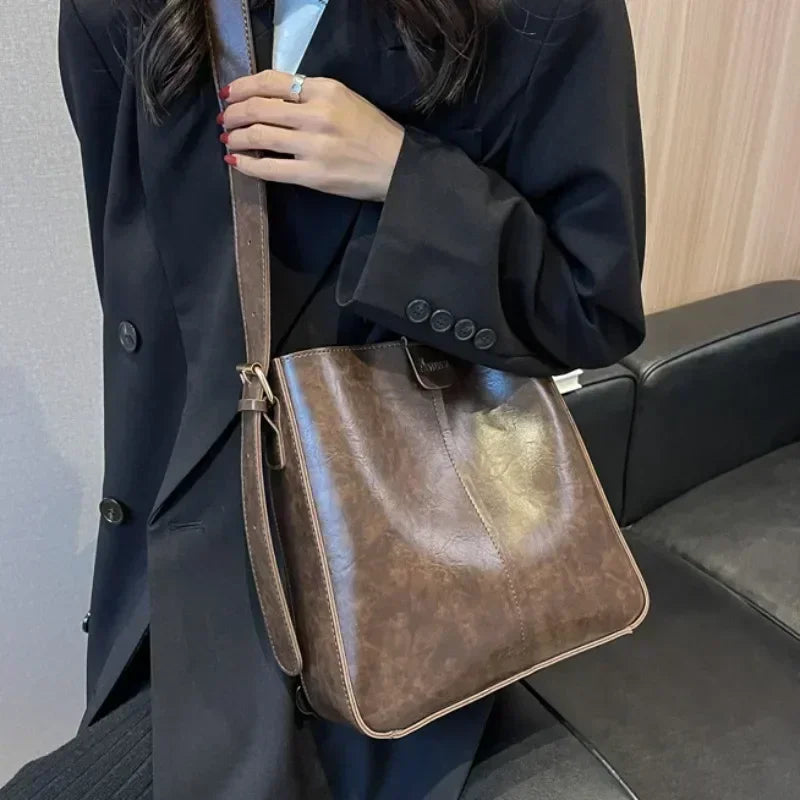 Bonvive I Shoulder Bag with Small Wallet